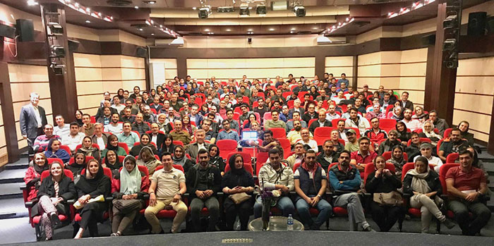 سالنی پر از شرکتکنندگان در سمینار زندهٔ کارماکوییت